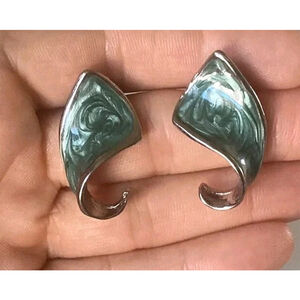 Light Green Swirl Enamel Curved Wavy Earrings Silver Tone Vintage 90’s Jewelry